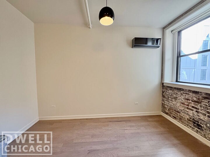 Building Photo - 102 W Chicago Ave