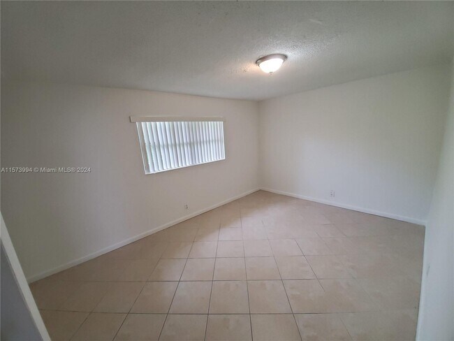 Building Photo - 560 SE 2nd Ave