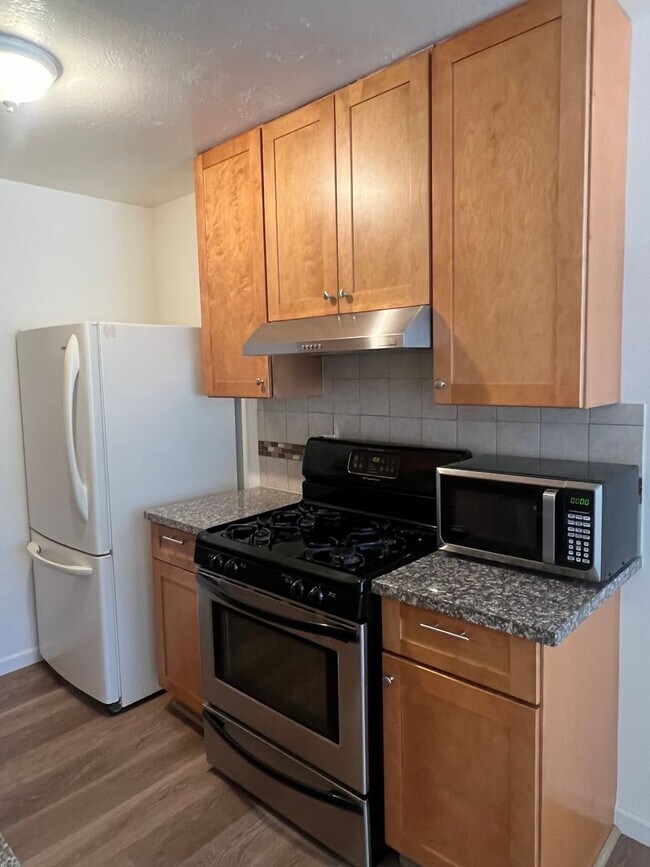 Building Photo - UPDATED 2 BEDROOM APARTMENT!!