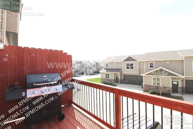 Building Photo - 216 NE Chalet Ln