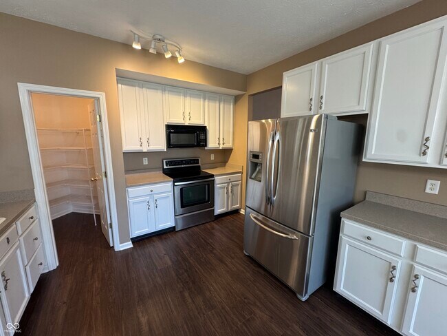 Building Photo - 7435 Sycamore Run Dr