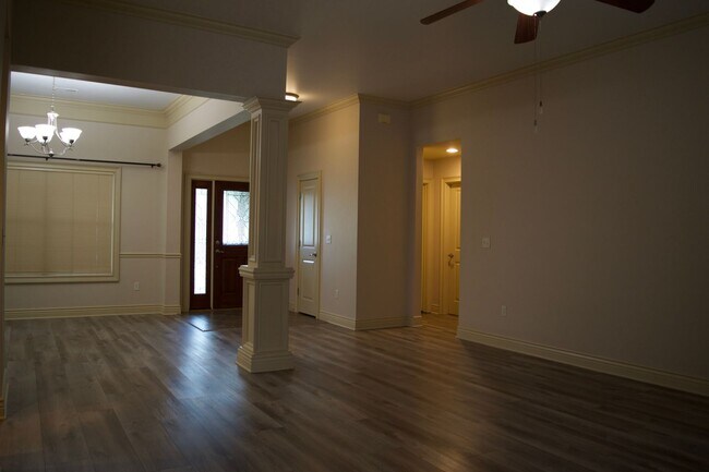 Building Photo - Marvelous 3 Bedroom House In Mill Creek Ma...