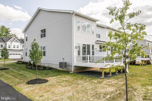 Building Photo - 665 Levering St