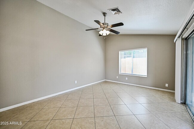 Building Photo - 3830 E Tanglewood Dr