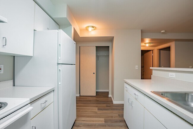 Building Photo - 1800 Eastlake Apts (Scenic)