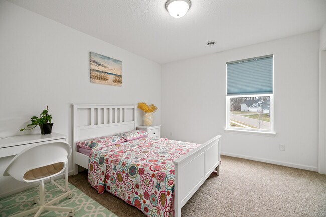 Building Photo - 657 Aster Rd