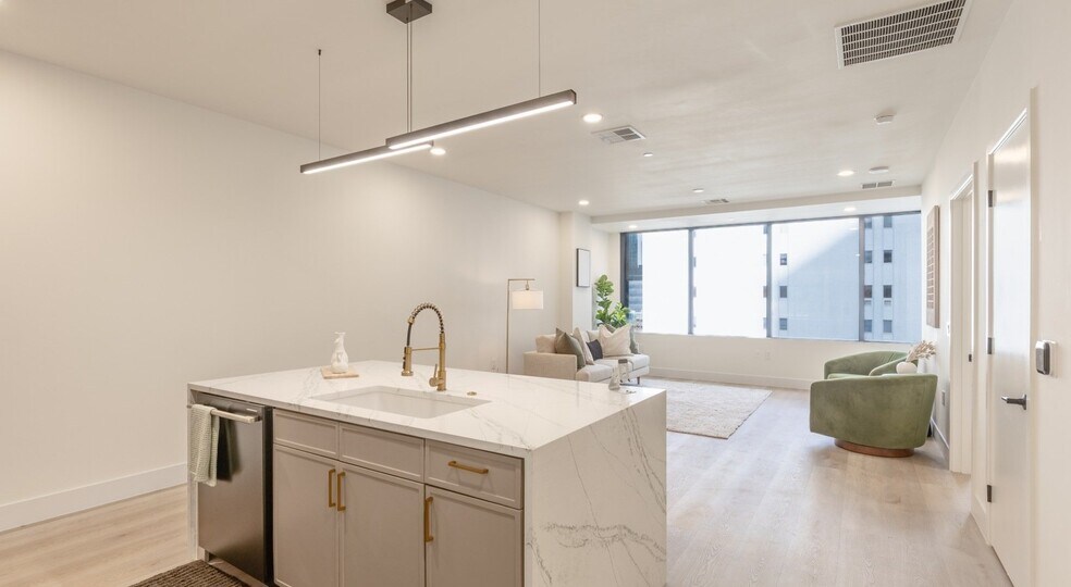 Building Photo - 411 N Akard St