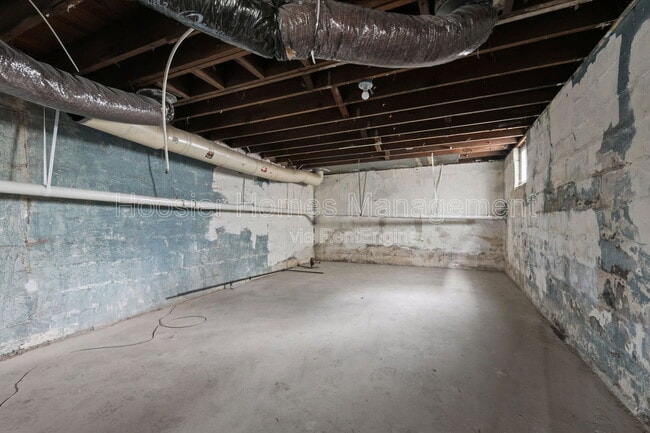 Building Photo - 822 N Bradley Ave