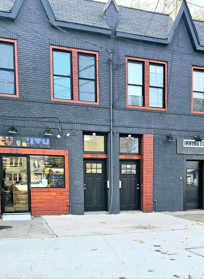 Primary Photo - 215 Mallory Ave