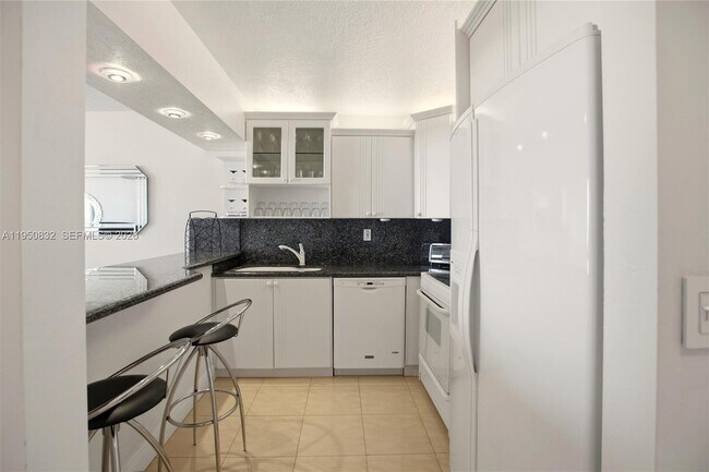 Building Photo - 465 Ocean Dr