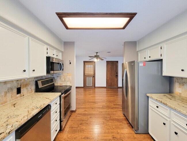 Building Photo - 10282 Valley Dr S
