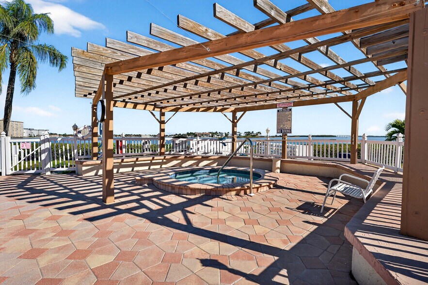 Building Photo - 6218 Palma del Mar Blvd S