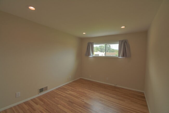 Building Photo - 9501 Arvilla Ave NE