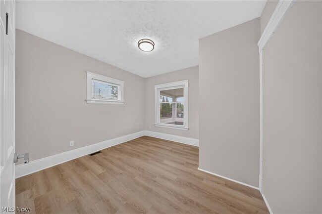 Building Photo - 10524 Lee Ave