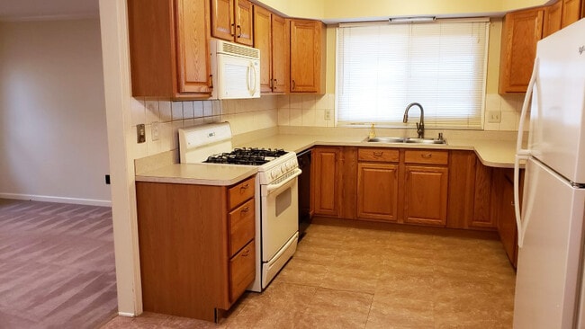 Building Photo - 2952 Sylvan Dr