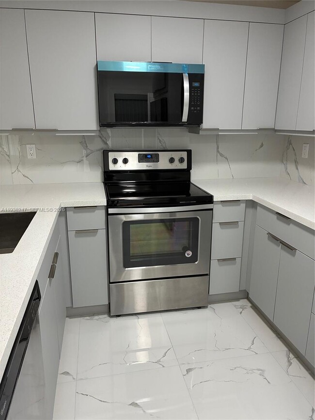 Building Photo - 9040 SW 125th Ave