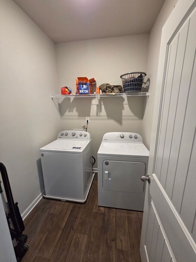 Building Photo - Gorgeous 3 bedroom home!