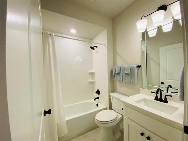 Building Photo - 615 Cloverleaf Dr