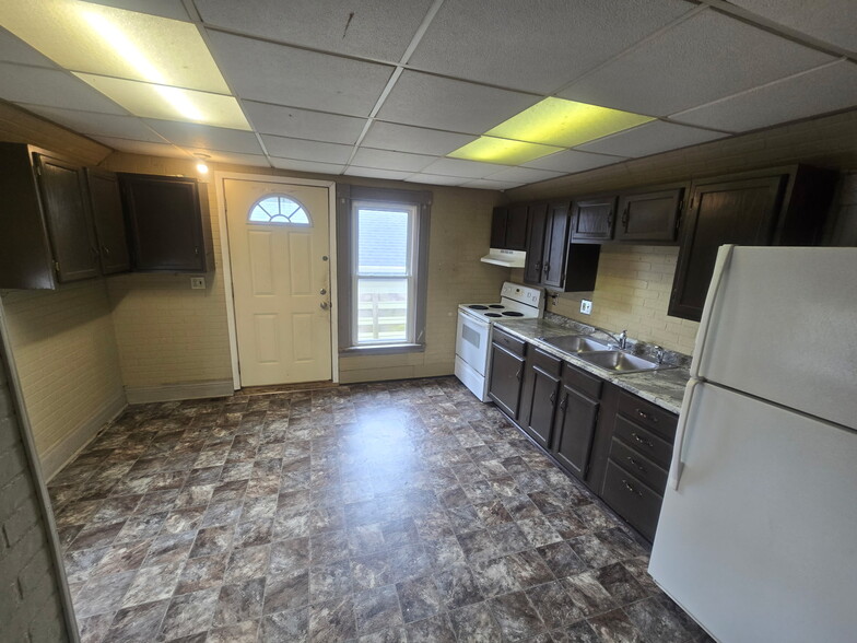 Kitchen - 148 1/2 N Watertown St