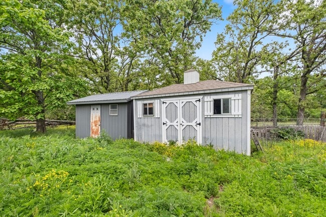 Building Photo - 16 acre farm property recently renovated!