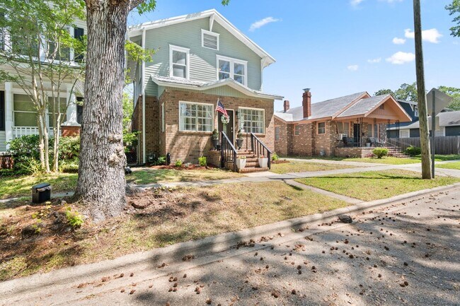 Building Photo - Charming 3 Bedroom Home Near Downtown Savannah with Flex Room & Fenced Yard