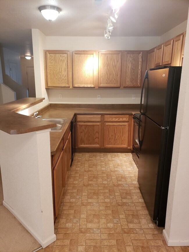 Building Photo - Great looking 2 bed 1.5 bath townhouse nea...