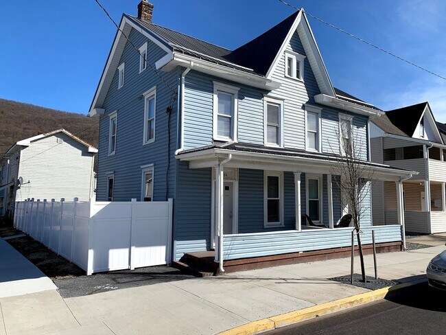 Building Photo - 1462-1464 Logan Avenue