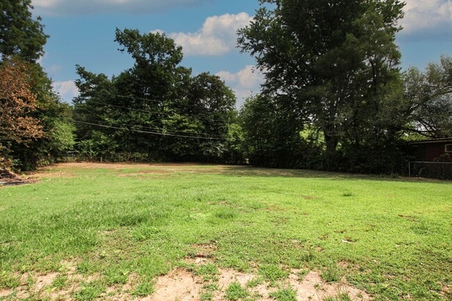Building Photo - 219 Hallbrook Dr