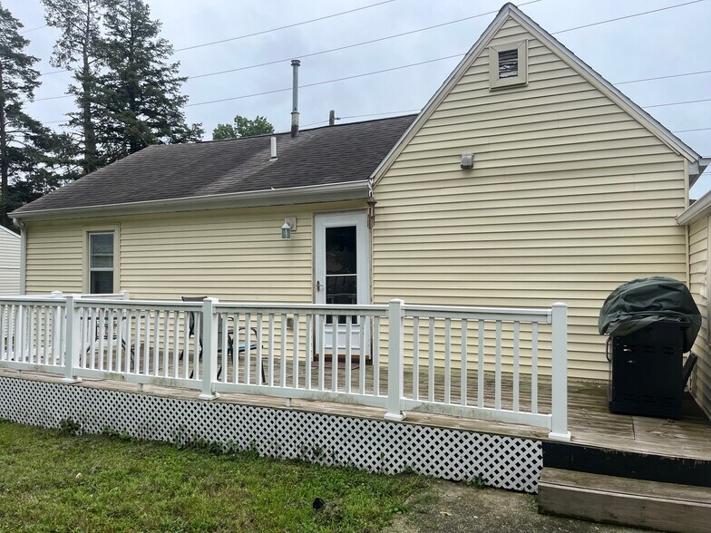 Building Photo - 402 W Benton St