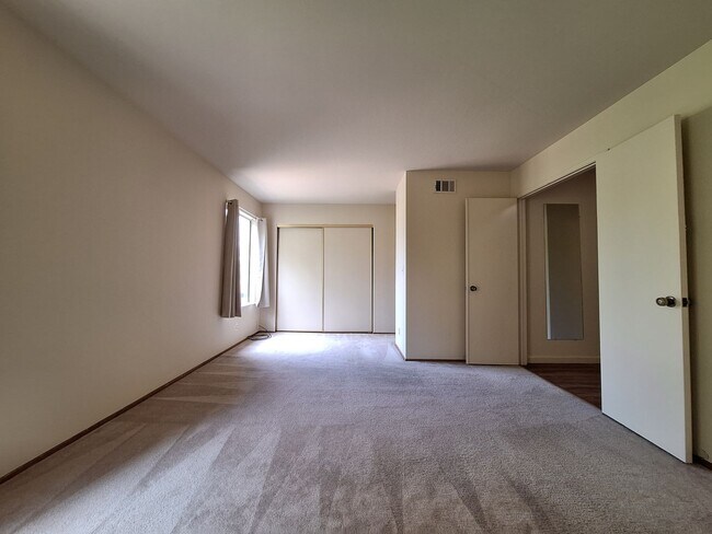 Building Photo - Spacious 4bd Tri-Level Home w/Central Heat...