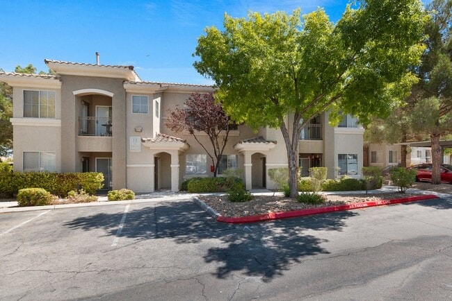 Building Photo - *VERY NICE CONDO IN GATED COMMUNITY !