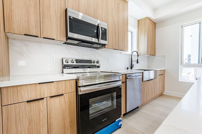 Building Photo - Luxury 3-Bed Townhome-Style Retreat in Hol...