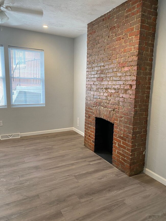 Building Photo - *Beautifully Updated 2BD/1BA Rowhouse for ...