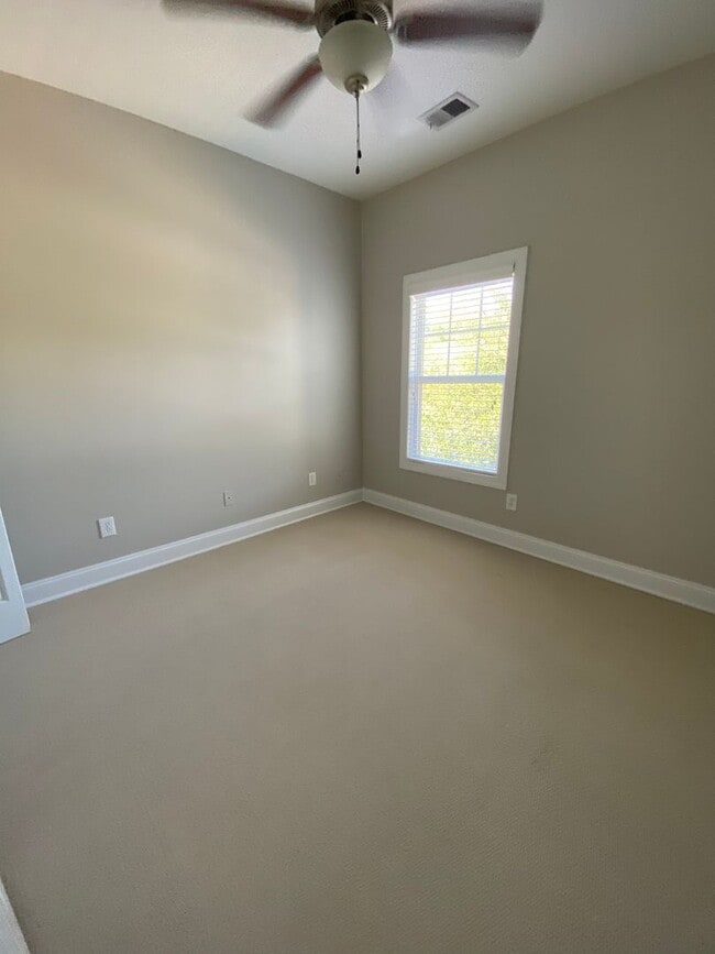 Building Photo - End Unit Townhouse in Pennington Square