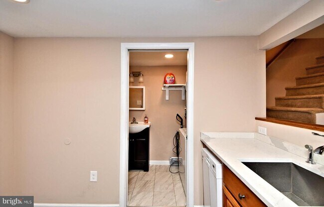 Building Photo - 23 Walnut St