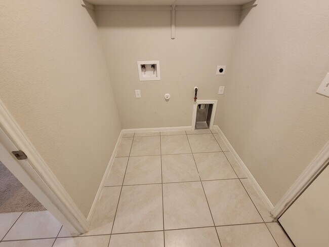 Building Photo - 3200 Crystal Bend Dr
