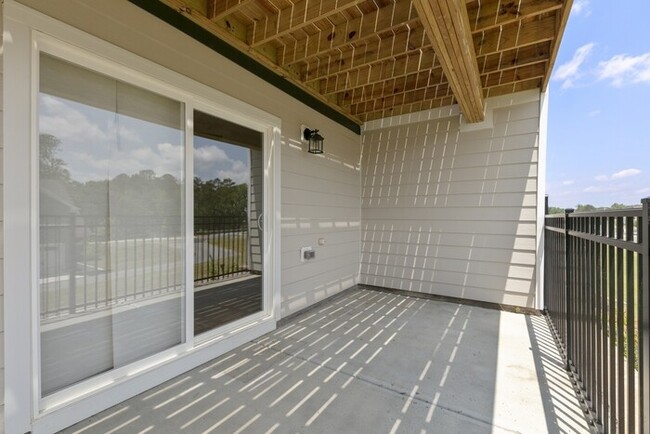 Building Photo - End Unit Townhome | Washer/ Dryer Included...