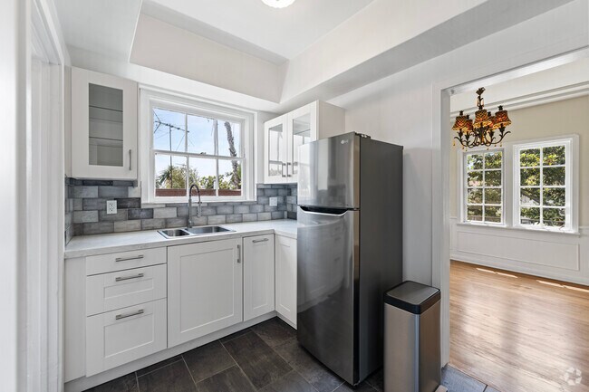 1BR, 1BA - 900SF - Kitchen - 1234-1240-N Crescent St