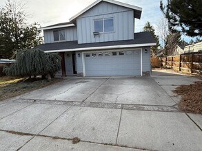 Building Photo - SE 4 Bdrm, 3 bath, New Flooring Throughout, Gas Heat/Fireplace, Double Garage