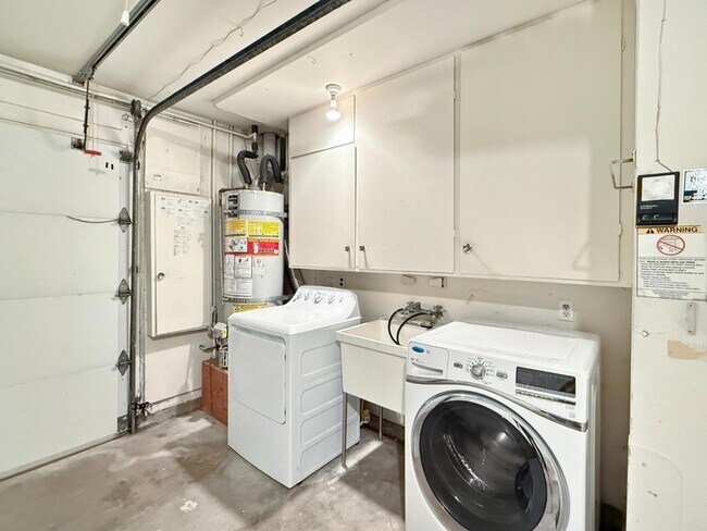 Building Photo - 527 Hilbar Ln