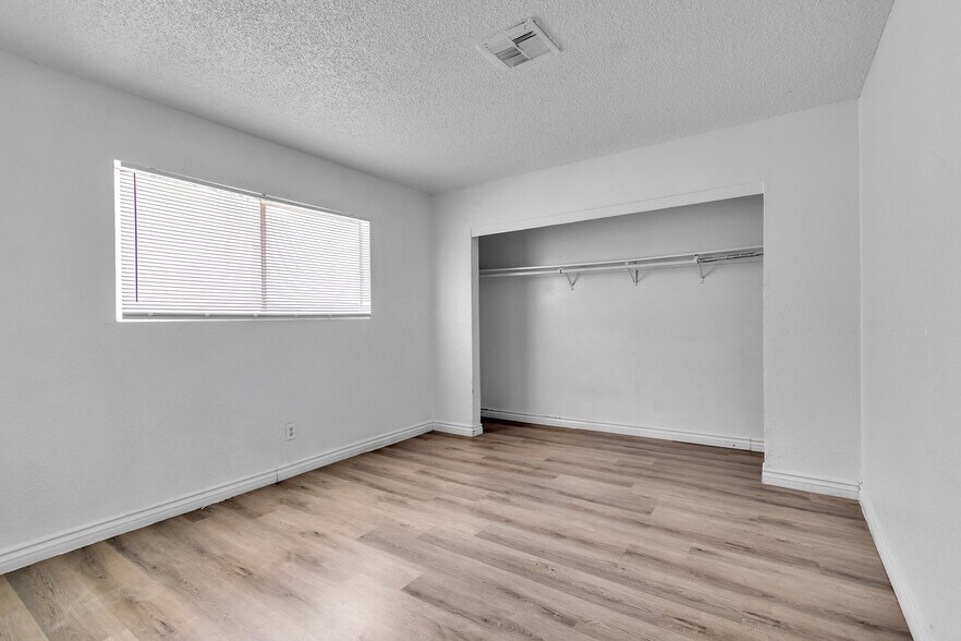 Building Photo - 2508 E Mesquite Ave