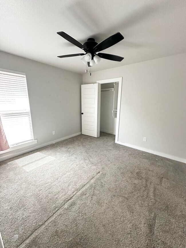 Building Photo - 3 Bed 2 Bathroom for Rent!