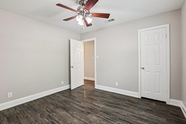 Building Photo - 5900 Gateshead Dr