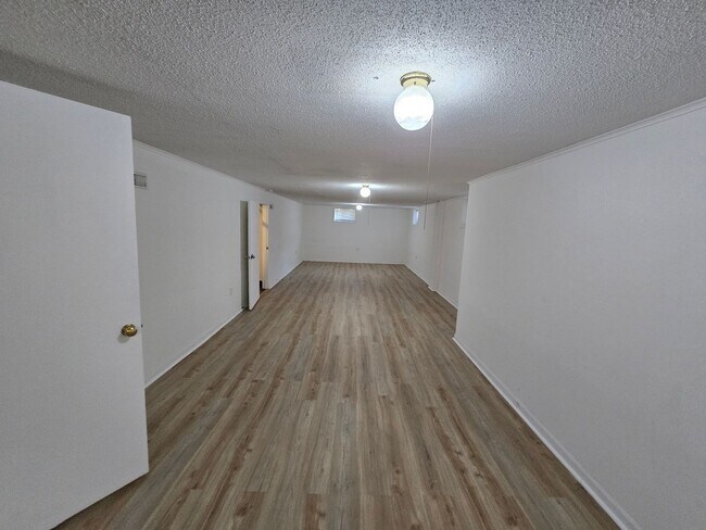 Building Photo - Beautiful 4 bedroom behind the Golf Coarse