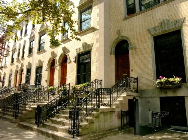 Building Photo - 235 W 139th St