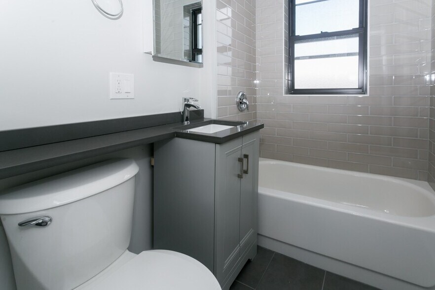 Building Photo - 2226 W Wilson Ave