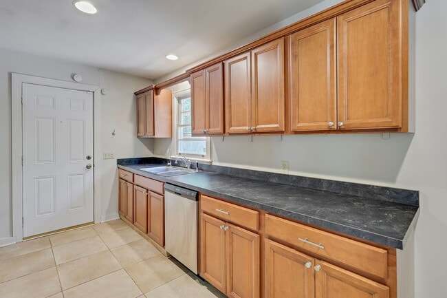 Building Photo - 3 bedroom, 2 bathroom in Northeast Jackson!