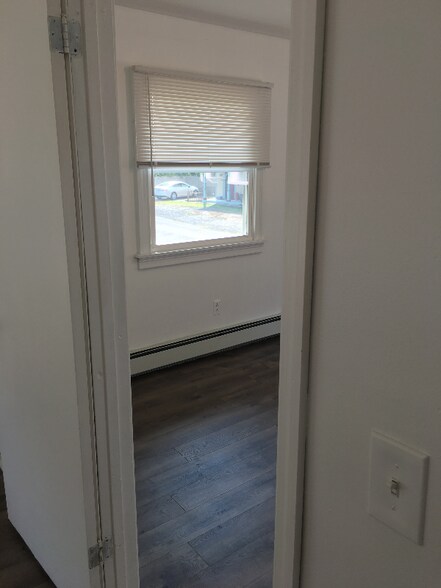 Building Photo - 1042 Main St