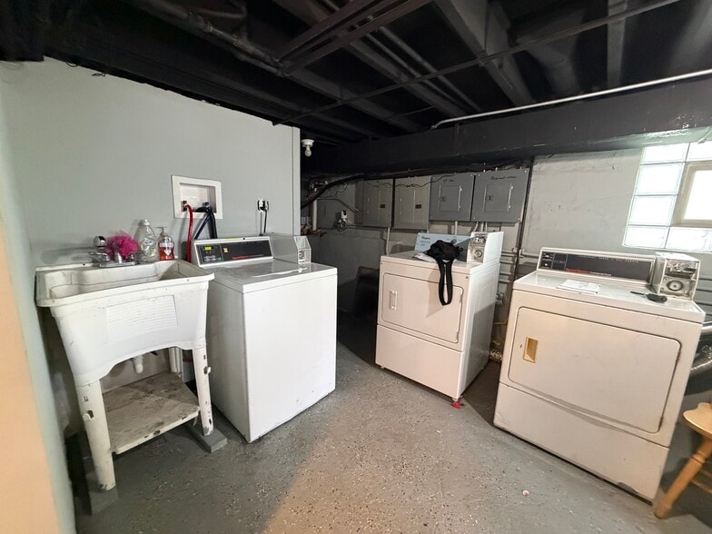 Building Photo - 4123 N Narragansett Ave