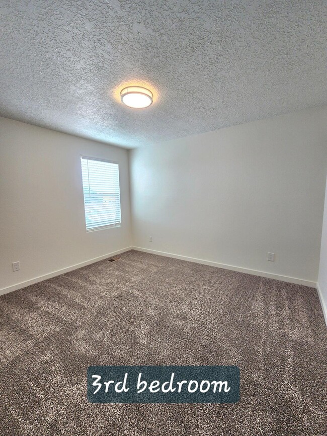 Building Photo - 4323 Cir Dr NE